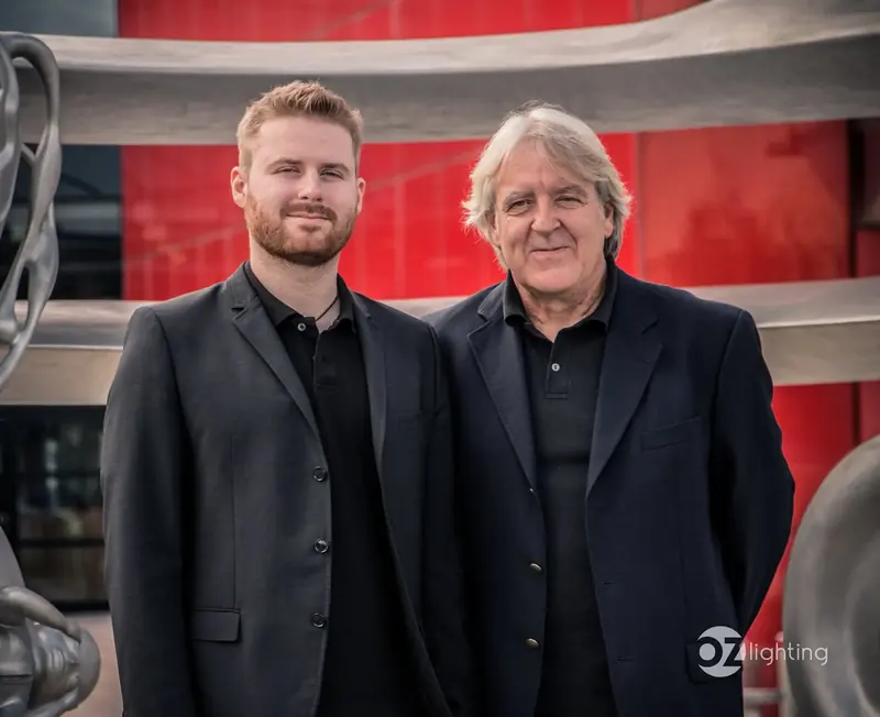 Das Gründer-Team von OZ Lighting: Thomas Oberzauch und die nächste Generation im Porträt. Als inhabergeführtes Familienunternehmen steht die Marke für höchste Qualität, Flexibilität und persönliche Betreuung bei architektonischen Lichtprojekten und maßgeschneiderter Lichtplanung.