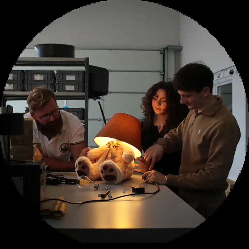 Kreativ-Team bei der Arbeit am Sideproject Lumeli & Friends – OZ Lighting